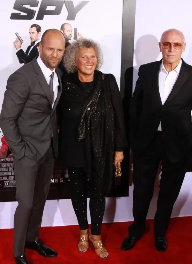 Britanski glumac Jason Statham prava je slika i prilika svog oca Barryja Stathama koji se nekad bavio pjevanjem, dok mu je majka bila plesačica. Inače, Jasona je u svijet glume uveo redatelj Guy Ritchie, a nakon što je briljirao u njegovom filmu &apos;Zdrpi i briši&apos;, vrata Hollywooda su mu bila otvorena. Njegova najpoznatija uloga je ona u filmu &apos;Transporter&apos; iz 2002. godine.