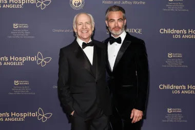 Glumac  Chris Pine najpoznatiji je po ulogama Jamesa T. Kirka &apos;Zvjezdanim stazama&apos;, a osim dobrog izgleda, od svog je tate naslijedio i talenat za glumu. Naime, njegov otac Robert Pine također se bavio glumom, a najpoznatiji je po ulozi narednika Josepha Getraera u televizijskoj seriji &apos;CHiPs&apos; koja se prikazivala krajem 80-ih godina prošlog stoljeća. 