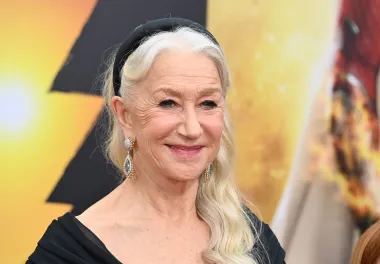 Iznimno talentirana britanska glumica Helen Mirren nikad se nije podvrgnula estetskoj operaciji. Njezine su bore itekako vidljive, no glumici to nimalo ne smeta. Više je puta istaknula kako plastična kirurgija za nju ne dolazi u obzir. Bliži se 80-ima i pravi je primjer žene koja stari graciozno. 