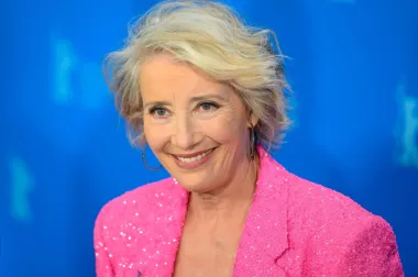 Legendarna britanska glumica i oskarovka, 63-godišnja Emma Thompson oduvijek se protivila nerealnim standardima ljepote i plastičnim operacijama te često ističe kako sve to zapravo negativno utječe na naše društvo i iskrivljuje brojne vrijednosti. Ona stari s ponosom, a bore joj sjajno stoje. 