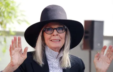 Za razliku od svojih brojnih holivudskih kolegica, 77-godišnja glumica Diane Keaton odlučila je ostarjeti na prirodan način, bez botoksa i filera. Legendarna glumica oduvijek se opirala estetskim operacijama, a već je u 70-ima postala prava modna ikona. Inače, Diane se u Hollywoodu proslavila filmovima &apos;Kum&apos; i &apos;Annie Hall&apos;, a tijekom mladosti je ljubovala s brojnim poznatim muškarcima među kojima su i Woody Allen, Warren Beatty i Al Pacino. 
