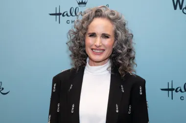 Popularna glumica i manekenka Andie MacDowell i u 60-ima izgleda sjajno, zagovornica je prirodnog starenja i više je puta govorila o tome kako u Hollywodu vladaju dvostruki kriteriji kad je riječ o starenju muškaraca i žena. Osim što s ponosom pokazuje bore, Andie je odlučila ostaviti i svoju sijedu kosu i nakon toga priznala da se nikad nije osjećala moćnije, a njezin je potez mnoge oduševio. 