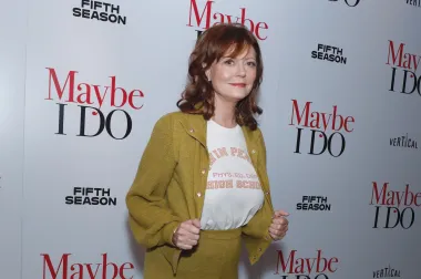 Poznata holivudska glumica i oskarovka Susan Sarandon još je jedna od onih slavnih žena koje vjeruju u dostojanstveno starenje. Priznala je da se u mladosti podvrgnula liposukciji, ali tu je odlučila podvući crtu. Istaknula je da se boji botoksa jer joj ljudi koji ne mogu pomaknuti lice djeluju tako zastrašujuće. Glumica koja se u 90-ima proslavila kultnim filmom &apos;Thelma i Louise&apos; danas ima 76 godina, a unatoč borama i dalje izgleda fantastično. 