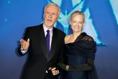 James Cameron jedan je od najbogatijih i najtalentiranijih holivudskih redatelja, a ženio se čak pet puta. Slavni tvorac &apos;Terminatora&apos;, &apos;Titanica&apos; i &apos;Avatara&apos; nije izgubio vjeru u ljubav čak ni nakon četiri razvoda, a posljednjih 20-ak godina u sretnom je braku sa Suzy Amis, glumicom koju je upoznao još tijekom snimanja Titanica. U to vrijeme Cameron je bio u braku s Lindom Hamilton, od koje se razveo 1999. godine.