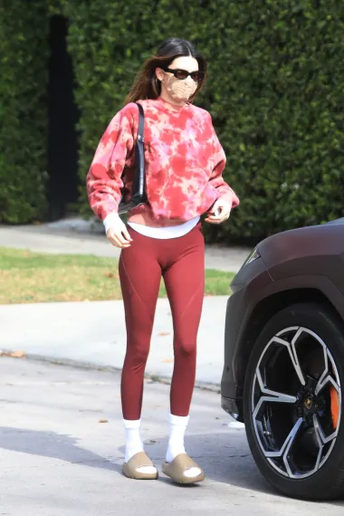 Jenner ni za vrijeme pandemije nije odustala od vježbanja, pa su ju paparazzi i početkom 2021. snimili u sličnoj kombinaciji - nosila je crvene tajice, crvenu tie dye majicu, a na nogama je ponovno imala bijele čarape i natikače.