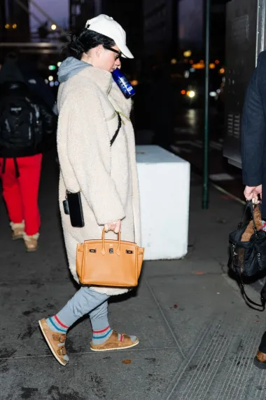 U prosincu prošle godine paparazzi su snimili i pjevačicu Katy Perry u vrlo ležernom izdanju. Za vrijeme šetnje New Yorkom pjevačica je odjenula sivu trenirku i mekani kaput, a od modnih dodataka imala je šiltericu, smeđu torbu, ali i smeđe Birkenstock natikače, koje je obula na sive čarape.