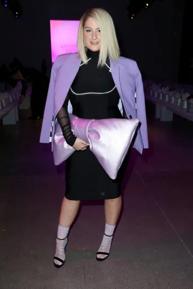 A prije nekoliko godina i pjevačicu Meghan Trainor mogli smo vidjeti u čarapama uz sandale - na Tjednu mode u New Yorku 2019. godine pjevačica je nosila crnu haljinu u kombinaciji s lila blejzerom i velikom torbicom, a na noge je obula crne sandale i čarape.