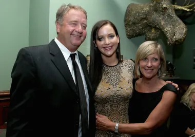 Talentirana mlada glumica Jennifer Lawrence svog je prvog Oscara za najbolju glumicu osvojila kada su joj bile samo 22 godine čime je postala druga najmlađa dobitnica u toj kategoriji. Magazin Time ju je 2013. godine uvrstio na svoju listu 100 najutjecajnijih osoba na svijetu, a neko je vrijeme bila i jedna od najbolje plaćenih glumica u Hollywoodu. Njezina majka Karen Lawrence bila je voditeljica dječjeg kampa, a od nje je Jennifer naslijedila ljepotu. Glumica ima i dva starija brata, a u jednom je intervjuu otkrila da ju je majka odgajala da bude &apos;čvrsta&apos; poput svoje braće te joj nije dopuštala da se igra s drugim djevojčicama svoje dobi. 