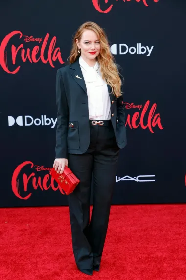 Glumica Emma Stone je na premijeri filma &apos;Cruella&apos; svojim outfitom odala počast liku kojeg igra u tom filmu. Na premijeru je stigla u crnom Louis Vuitton odijelu s crvenim modnim dodacima, oduševivši sve prisutne, a ovo joj je bila prva premijera nakon rođenja kćeri.
