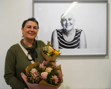 Jedna od najuočljivijih posljedica kemoterapije koja izaziva strah kod velikog broja oboljelih žena je gubitak kose. Kosa je dio njihova identiteta, osobnosti, ženstvenosti, snage i samopouzdanja, a &quot;hoću li ostati bez kose?&quot; neizbježno je pitanje koje si svaka od njih postavlja kada započinje proces liječenja raka dojke, najčešće maligne bolesti kod žena. Također, kroz povijest se kosa često povezivala s pojmom ljepote i osobnosti, što je važno svakom čovjeku. Upravo iz tog razloga organizirana je izložba fotografija pod nazivom „Ja sam snaga“ nagrađivanog fotografa Vjekoslava Skledara, koja prikazuje snažne žene suočene s gubitkom kose tijekom liječenja, a ima za cilj naglasiti važnost destigmatizacije za oboljele. Ovo je prva takva izložba Udruge Nismo same koja već šestu godinu svojim brojnim aktivnostima sustavno radi na podizanju svijesti o nužnosti preventivnih pregleda i ohrabrenju oboljelih. 