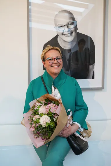 Izložba je ganula srca svih prisutnih. Deset snažnih žena, onkoloških pacijentica oboljelih od raka dojke, odlučile su se „ogoliti“ pred svijetom i podijeliti svoja iskustva kroz priče i fotografije. Zbirka portreta vjerodostojno prikazuje hrabrost žena koje vode bitku s teškom bolešću i gubitkom kose, ali i kako su pronašle snagu, motivaciju i samopouzdanje da se bore protiv diskriminacije i stigmi te da se vrate normalnom životu. 