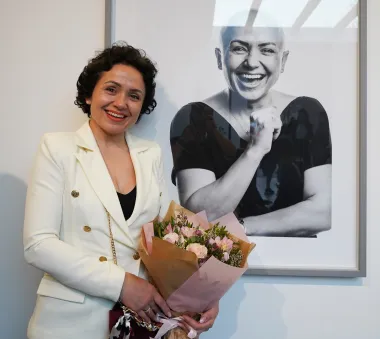 „Pustile su me u svoj dom i odlučile biti ranjive preda mnom. Sve fotografije su nastale potpuno spontano, a prije toga smo opušteno razgovarali o svemu. Tražio sam samo bijeli zid ili neku čistu podlogu kako bi mogao uhvatiti svaki detalj i izvornu emociju tih zaista predivnih, hrabrih žena. Ponosan sam što su mi dozvolile svjedočiti njihovoj neopisivoj snazi. Zaista sam počašćen jer osim što su pokazale fizičku ranjivost, ogolile su i dio svoje duše“, nadodao je Vjekoslav Skledar koji je vrlo emotivnim govorom prenio svoje iskustvo i proces nastanka crno-bijelih portreta.