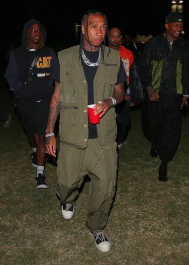 Reper je na jedan od najpoznatijih glazbenih festivala na svijetu stigao je bez nove djevojke Avril Lavigne u modnoj kombinaciji koja je više podsjećala na outfit za lov nego za festival. No, sve je upotpunio s puno dijamanata- od dijamante narukvice, prstena pa do skupocjenog sata. 