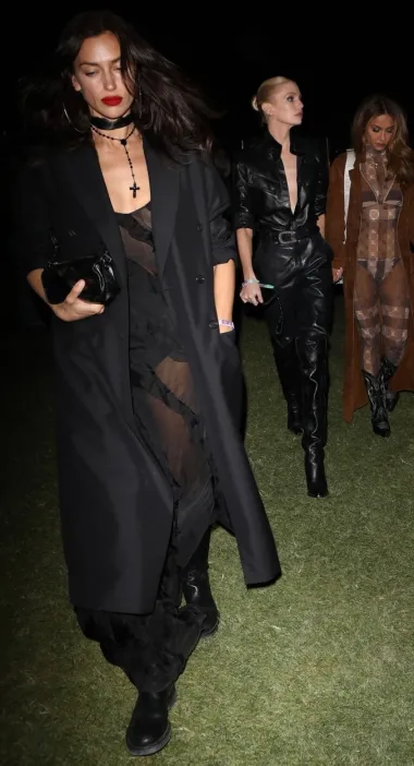  I manekenka Irina Shayk stigla je na Coachellu s prijateljicama. I ona se odlučila na &apos;all black&apos; kombinaciju, a njezine savršene noge nazirale su se kroz prozirnu haljinu. 