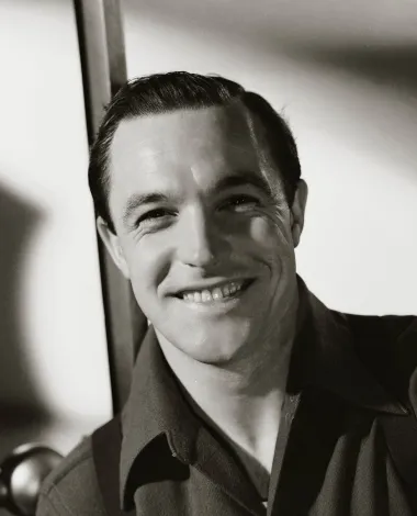 Strastveni plesač, koreograf i glumac Gene Kelly bio je velika zvijezda sredinom 20. stoljeća i jedan od velikana mjuzikla. Miljenik mnogih žena, svoju karijeru započeo je kao plesač, a tek se kasnije posvetio kazališnim i filmskim ulogama. Dopadljivog izgleda i glasa te svojom spontanošću i vještim pokretima osvojio je simpatije široke publike, posebice žena. Američka filmska akademija nagradila ga je 1952. Oscarom za doprinos filmskoj koreografiji, a od 1956. se i samostalno bavio režijom glazbenih filmova. Umro je 1996. u dobi od 84 godine od posljedica moždanog udara, a čak tri puta se ženio.