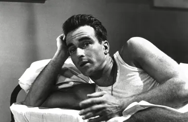 Velika zvijezda starog Hollywooda, glumac Montgomery Clift glumom se počeo baviti već kao dječak, u dobi od 13 godina. Nakon brojnih nastupa u kazalištu, Clift se nakon Drugog svjetskog rata posvetio filmu i ubrzo postao jedan od najuspješnijih glumaca onog doba. Za Oscara je bio nominirani čak četiri puta, a u svojim je filmovima najčešće tumačio zatvorene i senzibilne likove. Javnost ga najviše pamti po filmu &apos;Odavde do vječnosti&apos;. Navodno je bio homoseksualac i blizak prijatelj glumice Elizabeth Taylor, a u svibnju 1956. godine doživio je tešku automobilsku nesreću zbog koje se morao podvrgnuti operaciji lica koja je promijenila njegov izgled. Nakon nesreće, popularnost mu je pala i postao je sve manje tražen među redateljima, a Clift je zbog bolova postao ovisan o alkoholu i tabletama. Umro je od posljedica infarkta u 46. godini života.