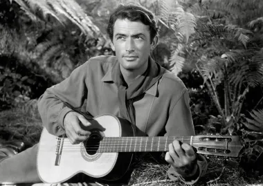 Gregory Peck bio je jedan od najpopularnijih glumaca od četrdesetih pa do šezdesetih godina 20. stoljeća i velika zvijezda filmskog studija 20th Century Fox. Za Oscara je bio nominirani čak pet puta, a glumom se bavio sve do devedesetih godina. Jedna od njegovih najpoznatijih uloga bila je ona Atticusa Fincha u filmskoj verziji &apos;Ubiti pticu rugalicu&apos; iz 1963., za koju je i osvojio Oscara. Početkom 2003. godine Pecku je ponuđena uloga djeda Joea u Burtonovom hitu &apos;Charlie i tvornica čokolade&apos;, ali je umro prije nego je uspio prihvatiti ulogu. Umro je 2003. godine u snu od kardiorespiratornog aresta i upale pluća, u dobi od 87 godina. Uz njega je bila njegova supruga Veronique Passani s kojom je bio u braku dugih 48 godina. 