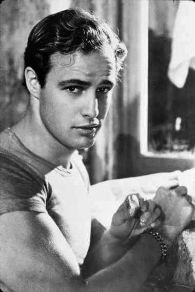 Miljenik žena i velika glumačka legenda Marlon Brando smatra se jednim od najutjecajnijih glumaca dvadesetog stoljeća. Dvostruki je dobitnik Oscara, a neki od njegovih najpoznatijih filmova su &apos;Tramvaj zvan čežnja&apos; i &apos;Na dokovima New Yorka&apos;. U javnosti je najviše ostao upamćen po svojim izvedbama u &apos;Kumu&apos;, kao Vito Corleone, i &apos;Apokalipsi danas&apos;, kao pukovnik Walter E. Kurtz. Brando je bio i veliki aktivist za građanska prava i prava Indijanaca, a Američki filmski institut proglasio ga je četvrtom najvećom muškom filmskom zvijezdom svih vremena. Posebno je zanimljiv podatak da je 1973. godine odbio primiti Oscara za ulogu Vita Corleonea u &apos;Kumu&apos;. Naime, na toj dodjeli Oscara pojavila se Indijanka Shasheen Littlefeather koja je pročitala njegovo pismo u kojem kritizira negativno portretiranje američkih Indijanaca u Hollywoodu. U starosti je počeo izbjegavati javnost, a njegovu nekadašnju slavu zasjenili su obiteljski skandali i financijski problemi. Umro je 2004. godine u dobi od 80 godina. 