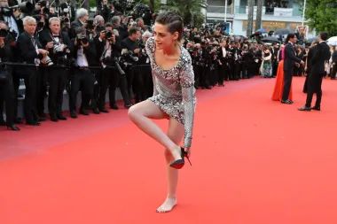 Poznata glumica Kristen Stewart baš i nije pretjerani fan visokih peta, a to je svima jasno dala do znanja na filmskom festivalu u Cannesu 2018. godine. U jednom je trenutku samo zastala na crvenom tepihu te izula svoje crne salonke koje je nosila uz svjetlucavu mini haljinu. Nakon toga, odlučila je bosa prošetati pred fotografima, a iako nije djelovala elegantno, taj je potez oduševio mnoge njezine fanove.