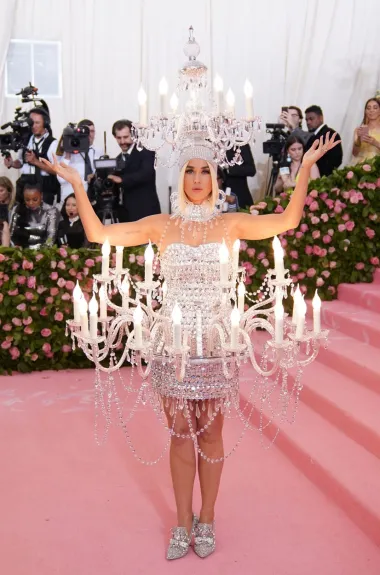 Pjevačica Katy Perry &apos;kraljica&apos; je kad su u pitanju bizarne modne kombinacije, a od svih neobičnih outfita koje je tijekom godina nosila na crvenom tepihu Met Gale, teško je bilo izdvojiti samo jedan. Ipak, haljina u obliku lustera koju je nosila na ovom događaju 2019. godine svakako je među najčudnijima, a taj se look nije svidio ni modnim kritičarima.