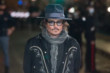Na prvom mjestu našao se Johnny Depp, kojeg većina korisnika Reddita smatra daleko najprecjenjenijim glumcem. Čini se da se forumi slažu da je Depp nekoć bio sjajan glumac, birao je kreativne i izazovne uloge, ali da je sada pronašao formulu koje se drži. Oni smatraju da kao da uvijek igra istog lika, samo u drugačijem kostimu.