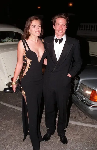 Elizabeth Hurley te njezin tadašnji dečko, glumac Hugh Grant zajedno su došli na premijeru njegovog filma &apos;Četiri vjenčanja i sprovod&apos; davne 1994. godine, a lijepa britanska glumica ukrala je svu pažnju pojavivši se u sada već kultnoj crnoj haljini s dubokim dekolteom. 