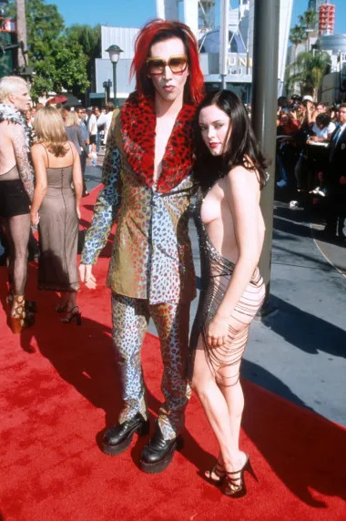 Na dodjelu MTV nagrada 1998. godine glumica Rose McGowan došla je u društvu kontroverznog pjevača Marilyna Mansona, a njezina je &apos;gola&apos; haljina tada šokirala javnost. Naime, ispod potpuno prozirne mrežaste haljine lijepa glumica nije nosila ništa osim tangi. 