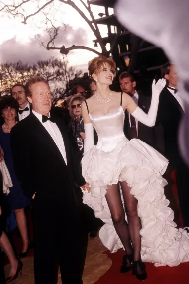 Davne 1992. godine lijepa glumica Geena Davis na dodjelu Oscara došla je u zaista neobičnoj kombinaciji – nosila je satiniranu ružičastu haljinu koja se sastojala od korzeta i jedinstvene suknje s volanima. Ovaj neobičan look naišao je na različite reakcije, a pojedini su modni kritičari glumicu uvrstili na popis najgore odjevenih zvijezda te godine. 
