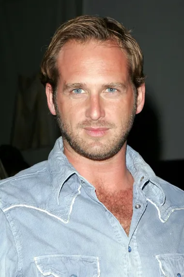 Popularni američki glumac Josh Lucas lijepih plavih očiju žene osvaja svojim šarmom, ali i muževnošću. Dlakava prsa postala su njegov zaštitni znak pa ga često možemo vidjeti kako ih s ponosom pokazuje. 