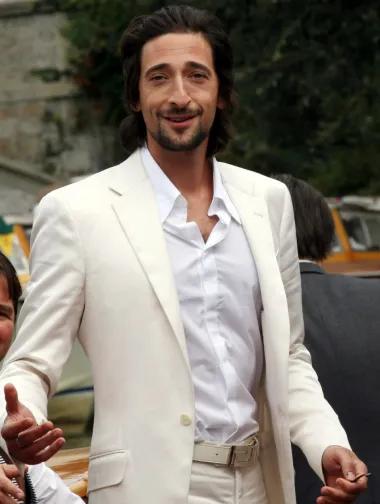 Holivudski ljepotan i oskarovac Adrien Brody miljenik je mnogih žena i još jedan od slavnih frajera koji nisu podlegli metroseksualnim trendovima. Na crvenom tepihu često smo imale prilike vidjeti ga s otkopčanom košuljom ispod koje su se jasno nazirala njegova dlakava prsa. 