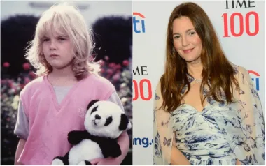 Drew Barrymore dokazala je da može suvereno vladati ekranom u dobi od samo šest godina, kada je glumila u filmu &quot;E.T.&quot;, a sa sedam godina postala je najmlađa voditeljica televizijske emisije &quot;Saturday Night Live&quot;. Međutim, glumica je brzo odrastala i postala je ovisna o kokainu kao dijete, a Hollywood ju je stavio na crnu listu u dobi od samo 12 godina. Srećom, nakon rehabilitacije uspjela je izrasti u uspješnu zvijezdu i nanizala je brojne odlične uloge, a danas vodi svoj talk show, &quot;The Drew Barrymore Show&quot; i časopis Time ju je uvrstio među 100 najutjecajnijih ljudi u 2023.