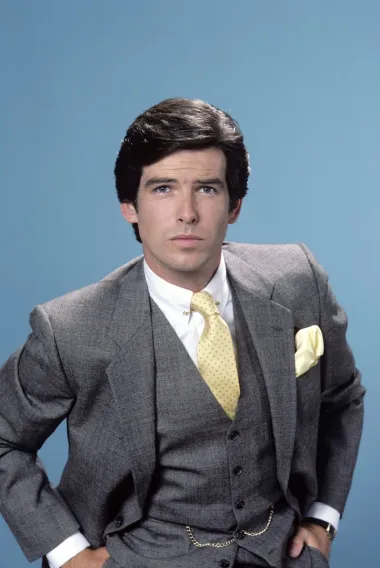 Pierce Brosnan rođen je 16. svibnja 1953. godine u Droghedu, gradiću u Irskoj. Nakon što ih je otac ostavio ubrzo nakon što se Pierce rodio, njegova majka i on ostali su sami. U potrazi za boljim životom, njegova majka radila je kao medicinska sestra u Velikoj Britaniji, a malog Piercea ostavila je kod kuće s bakom i djedom te ga posjećivala kad god je mogla. Svoje djetinjstvo glumac je više puta opisao kao vrlo usamljen period, a 1964. godine preselio se u London k majci. Već je od malih nogu znao da želi postati glumac, a karijeru je krajem 70-ih započeo u kazalištu. Prvu filmsku ulogu dobio je 1980. godine, u filmu &apos;The Long Good Friday&apos; gdje je glumio uz bok britanskih glumačkih zvijezda, Bob Hoskina i Helen Mirren. Iako se u filmu pojavio na svega nekoliko minuta, film mu je otvorio vrata Hollywooda. 