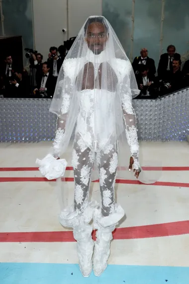 Možda i najneobičniji outfit s Met Gale je onaj Altona Masona, američkog modela koji je ujedno i prvi crni muški model koji je nosio reviju za Chanel. On se pojavio u bijelom od glave do pete, s velom preko glave zbog kojeg je izgledao kao mladenka, a cijeli outfit sastojao se od bijele čipke s detaljima.