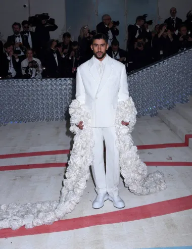 Poznati portorikanski reper Bad Bunny Met Galom je također prošetao odjeven u bijelo od glave do pete. Odabrao je bijelo odijelo, s bijelom košuljom i bijelom kravatom, a neobičan modni dodatak definitivno je bio cvjetni ogrtač koji je nosio na sebi.