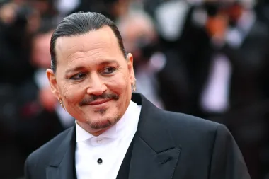 Glavna zvijezda svakako je bio glumac Johnny Depp čiji je povratnički film &apos;Jeanne du Barry&apos; otvorio festival. U ovoj francuskoj drami 59-godišnji Johnny tumači ulogu kralja Luja XV. koji se zaljubljuje u prostitutku.