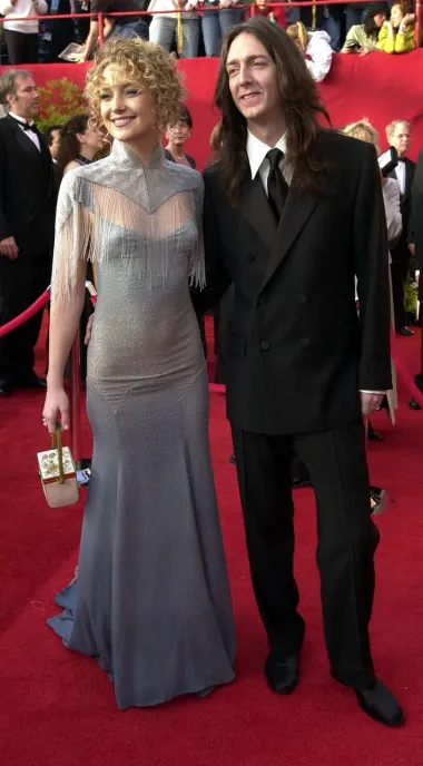 Glumica Kate Hudson redovito šeće crvenim tepisima i modna je ikona, no i ona je imala svoje modne &apos;failove&apos;. Jedan od njih je ovaj look s dodjele Oscara 2001. godine, kada je nosila haljinu svojih snova koju je dizajnirala Stella McCartney, a koja se tada našla na svakoj listi najgore odjevenih. Iako haljina možda nije bila hit, Hudson ju je nosila s velikim samopouzdanjem.