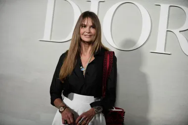 Sa zavidnom figurom i mladolikim licem, uistinu je teško povjerovati da Elle Macpherson ima 60 godina. Nadimak &apos;The Body&apos; koji je prati i dalje joj dobro stoji, unatoč godinama, a svojom pojavom mami uzdahe gdje god se pojavi jer uvijek izgleda senzacionalno. Iako je za njezinu ljepotu zaslužna genetika, lijepa australska manekenka otkrila je da se tajna njezinog fantastičnog izgleda krije i u redovitoj tjelovježbi te zdravoj prehrani, a svoje savjete često dijeli i sa svojim obožavateljima na Instagramu. 