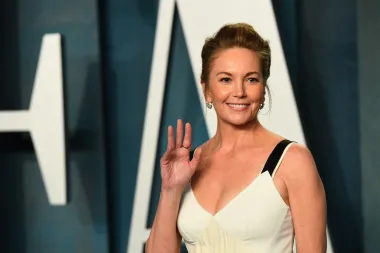 Zvijezda brojnih ljubavnih filmova, 59-godišnja Njujorčanka Diane Lane slavu je stekla filmovima &apos;Pod suncem Toskane i &apos;Nevjerna&apos; i jedna je od rijetkih glumica koje dostojanstveno stare. Iako ne skriva bore na svom licu, i dalje nas osvaja svojom prirodnom ljepotom i gracioznošću. 
