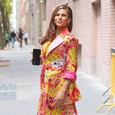 Eva Mendes američka je glumica, poslovna žena i model rođena u Miamiju u obitelji kubanskog podrijetla. Njezina je glumačka karijera započela krajem 1990-ih kada je počela glumiti u horor filmovima, a proslavile su ju uloge u holivudskim filmovima &apos;Dan obuke&apos;, &apos;Bilo jednom u Meksiku&apos;, &apos;Prebrzi i prežestoki&apos; i &apos;Ghost Rider&apos;. Mnogi mediji prozivali su je jednom od najljepših Latinoamerikanki svijeta, a često je smatrana i seks simbolom.