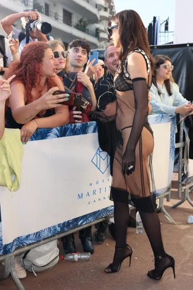 Je li ipak pretjerala? Irina Shayk 'paradirala' po Cannesu u neobičnom outfitu