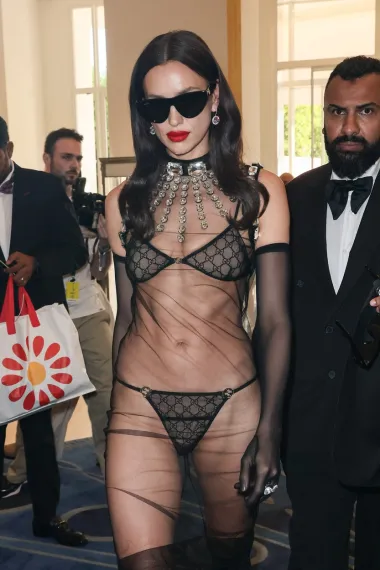 Je li ipak pretjerala? Irina Shayk 'paradirala' po Cannesu u neobičnom outfitu