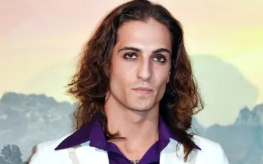 Zgodni 24-godišnji Damiano David frontmen je talijanskog rock benda Måneskin koji je odnio pobjedu na Eurosongu 2021. godine, a već tada su sve Europljanke, ali i ostale žene diljem svijeta poludjele za njime. Mlađahni Damiano njeguje rokerski look, prepun je tetovaža i voli se šminkati, a na veliku žalost mnogih, već je pet godina u vezi s talijanskom manekenkom i influencericom Giorgijom Soleri.