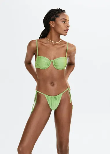 Brazilski bikini je odličan izbor za žene koje se vole slobodno kretati na plaži, a ovo boja je posebno trendi ove godine. 