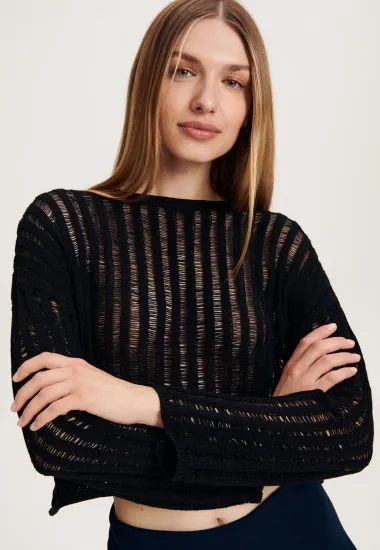 Vrlo jednostavan ljetni pulover u crnoj može se kombinirati u različitim outfitima. 