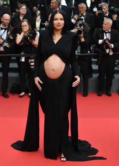 Prošle godine u Cannesu lijepa manekenka došla je na premijeru filma &apos;Top Gun: Maverick&apos;, a crvenim tepihom prošetala je u seksipilnom trudničkom izdanju – nosila je elegantnu crnu haljinu koja je otkrila njezin trbuščić.