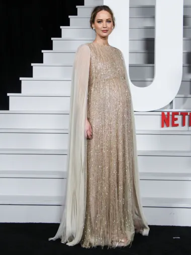 Prekrasna holivudska glumica oduševila je sve prisutne kada se 2021. godine pojavila na premijeri filma &apos;Don&apos;t Look Up&apos; u uistinu glamuroznom trudničkom izdanju. Blistala je od glave do pete u elegantnoj Diorovoj kreaciji.