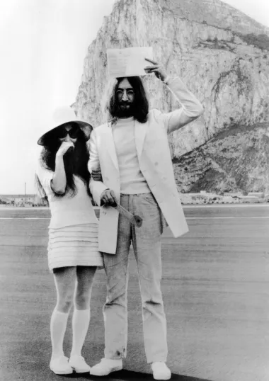 Legendarni glazbeni par, član slavnih Beatlesa John Lenon i njegova odabranica, japanska umjetnica Yoko Ono, vjenčali su se 1969. godine na Gibraltaru. Bračne zavjete razmijenili su na civilnoj ceremoniji, a ostali su u braku sve dok Lenonn nije ubijen 1980. godine. 