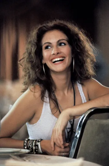 Na spomen kovrčavih ljepotica mnogima je prva asocijacija upravo glumica Julia Roberts i frizura koju je nosila u jednom od najpoznatijih filmova s početka devedesetih, &apos;Zgodna žena&apos;. Iako je glumica do danas često mijenjala frizure, njezina bujna i kovrčava crvena kosa mnogima je najviše ostala u sjećanju. Danas majka troje djece, 55-godišnja Julia svoju je nekadašnju &apos;grivu&apos; zamijenila blagom valovitom frizurom, ali i dalje izgleda neodoljivo.  