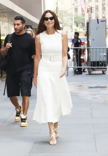 Snimljena na ulicama New Yorka, američka glumica Minnie Driver blistala je u nešto službenijem, bijelom izdanju od glave do pete. U kombinaciji s opuštenijom obućom, ovu haljinu lako možemo zamisliti kao ključan komad naših poslovnih izdanja. 
