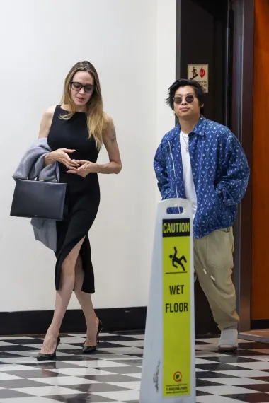 Američka glumica Angelina Jolie snimljena je u šetnji sa sinom, a za tu priliku odjenula je jednostavnu crnu haljinu s prorezom, kou u kombinaciji s japankama ili sandalama možemo zamisliti kao dobru bazu za svakodnevne ljetne outfite. 